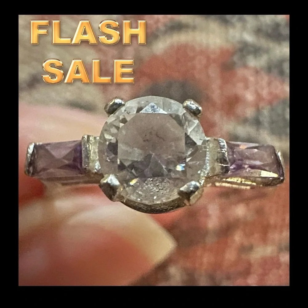 Elegant Silver Ring with Clear Gemstone